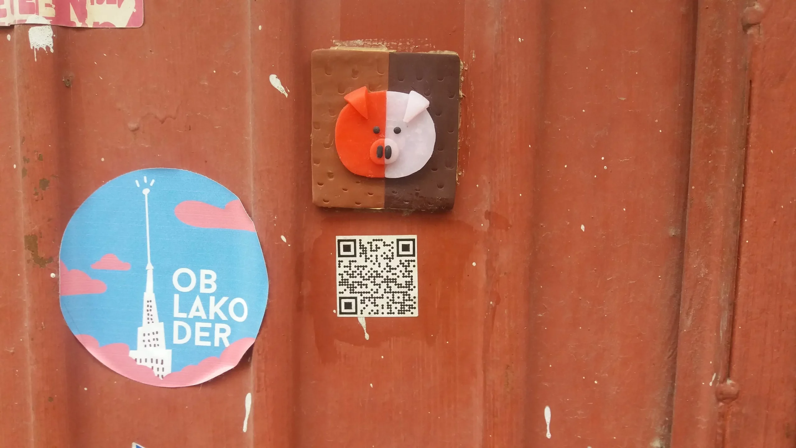 creative ways to use qr codes, qr code on wall with blue round sticker and origami dog